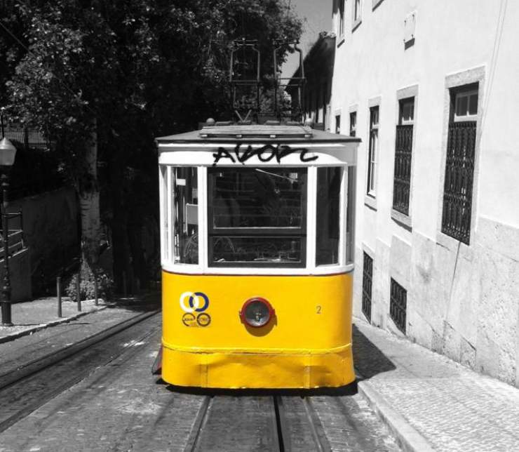 Il tipico tram giallo di Lisbona