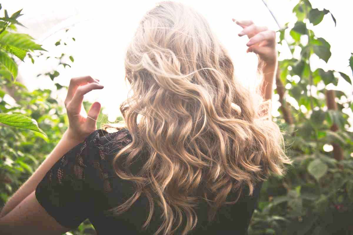 Una donna di spalle con la chioma Mushroom Blonde