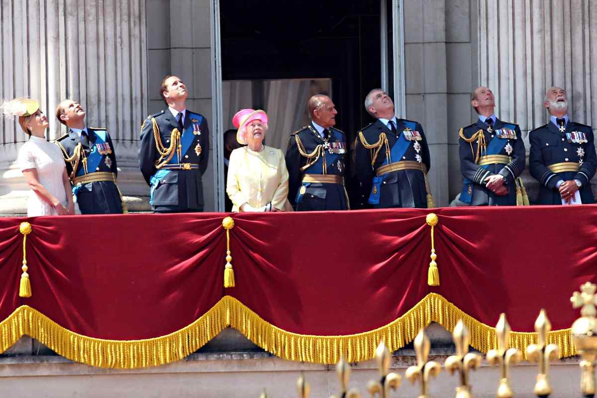 La famiglia Reale affacciata al balcone di Buckingam Palace