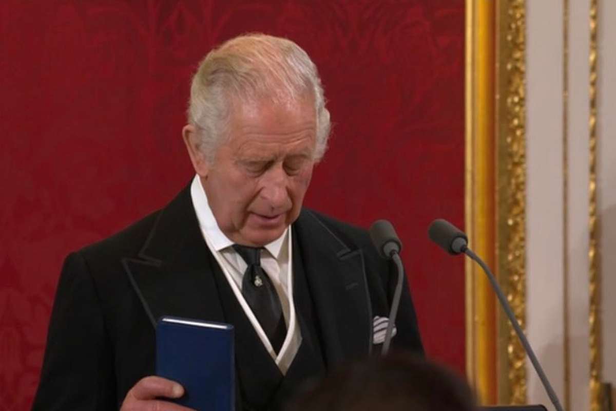 Re Carlo con il volto chinato in avanti