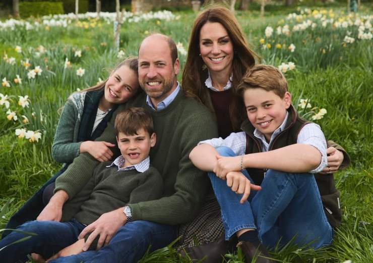 Il Principe William e Kate con i loro figli seduti su un prato