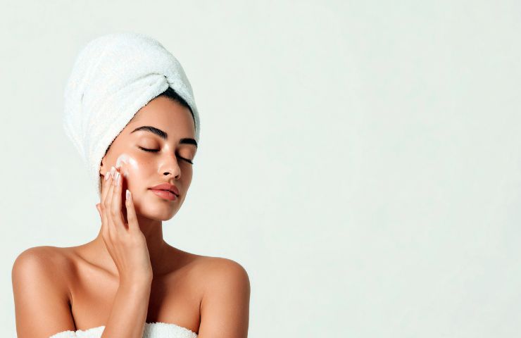 donna mentre fa la beauty routine sul viso