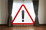 tende chiuse e simbolo di attenzione