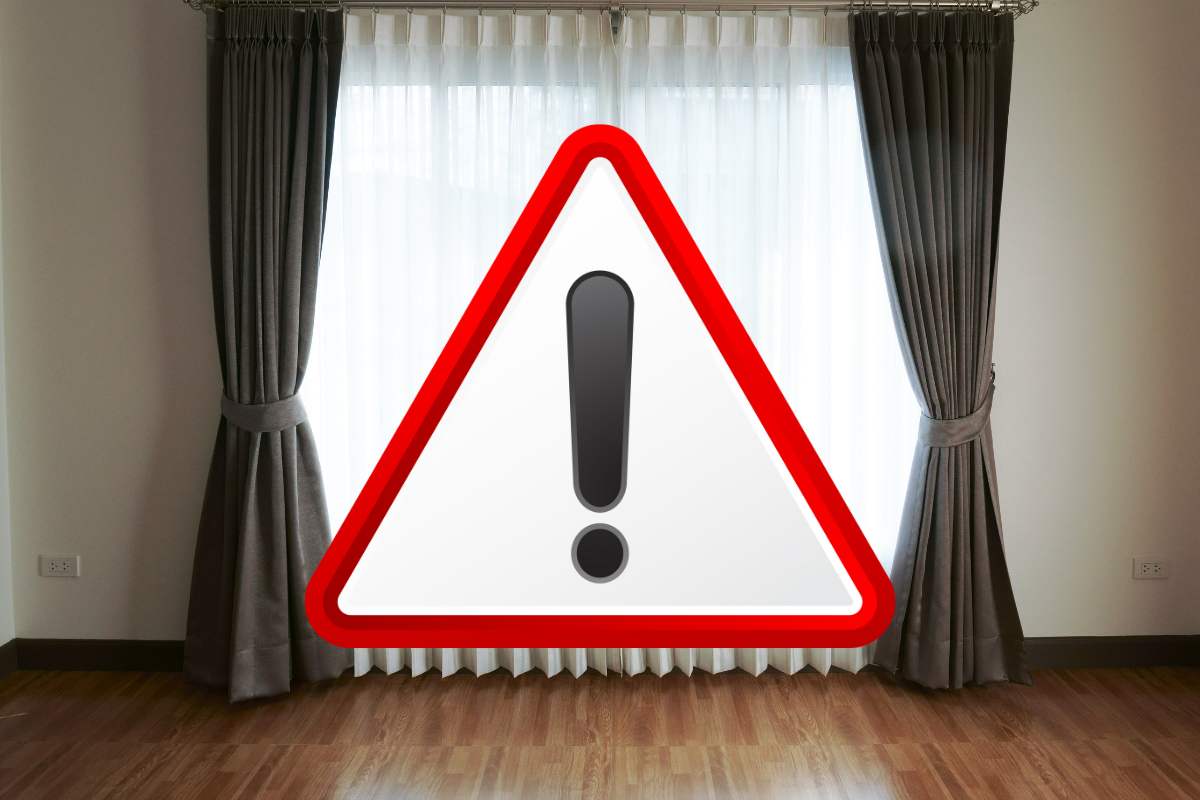 tende chiuse e simbolo di attenzione