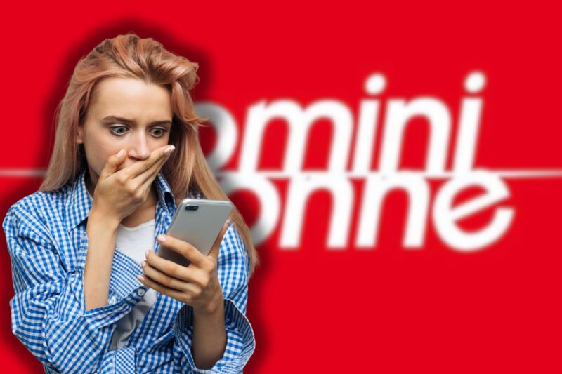 logo uomini e donne e donna sconvolta con mani in faccia mentre guarda telefono