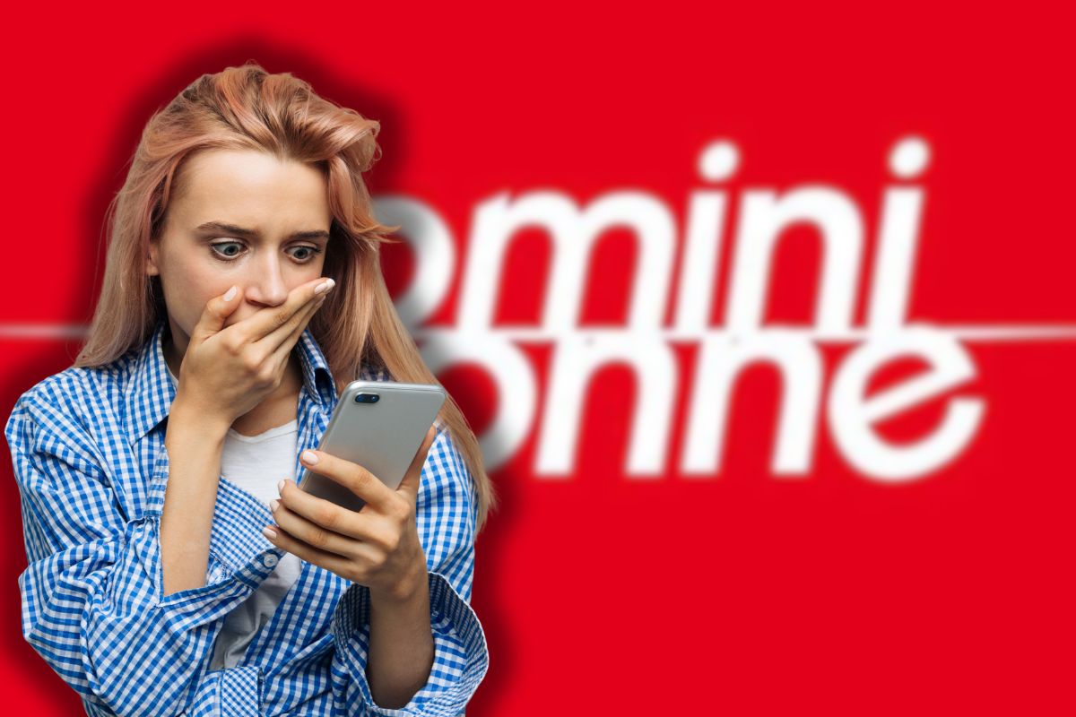 logo uomini e donne e donna sconvolta con mani in faccia mentre guarda telefono