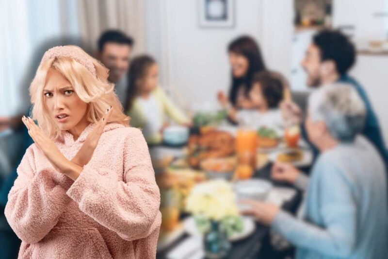 parenti insieme nel giorno di natale e donna che fa stop con le mani