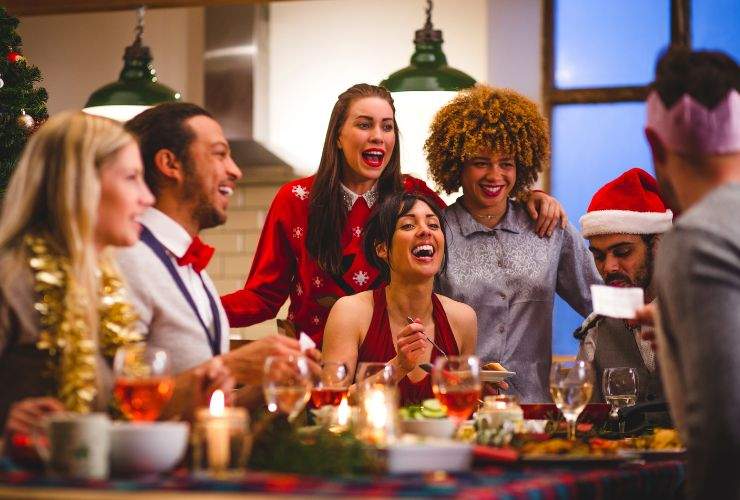 gruppo di parenti felici nel giorno di natale