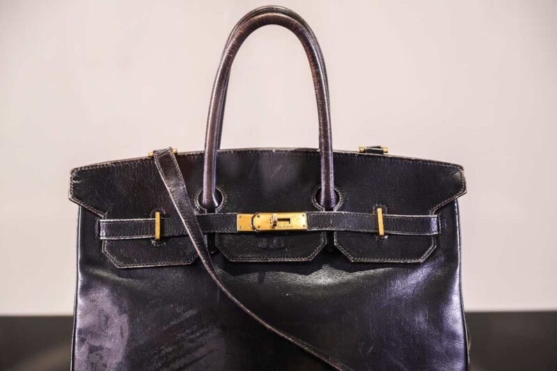 Primo piano di una borsa Birkin blu