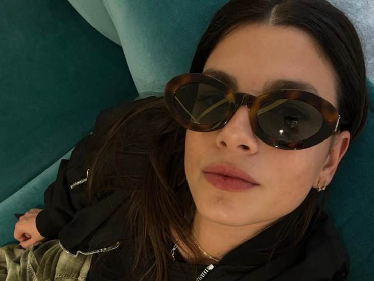 emma marrone in posa con gli occhiali da sole su instagram