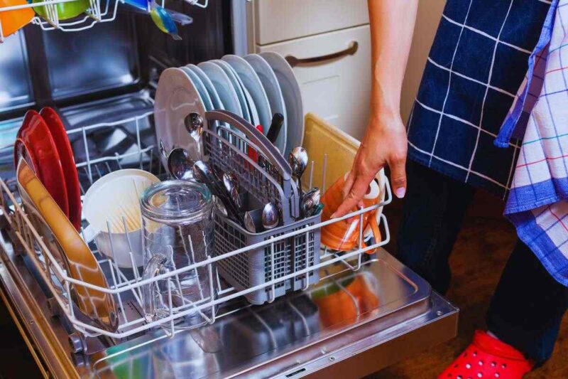 Una lavastoviglie aperta con all'interno le stoviglie