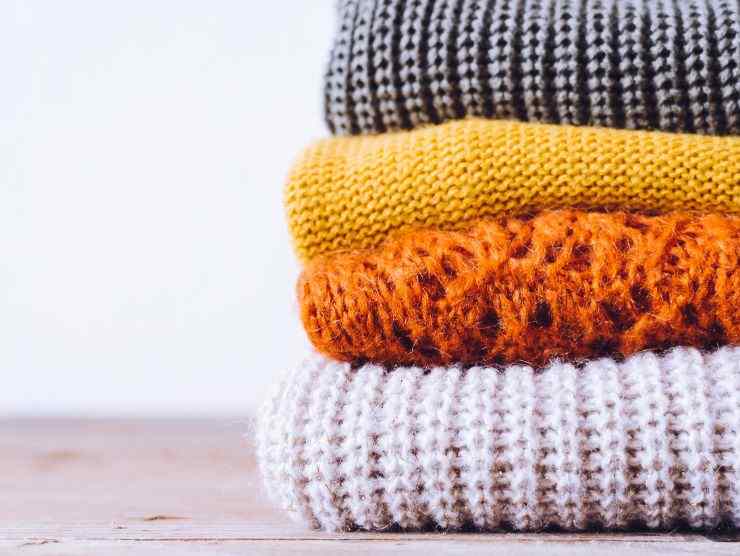 maglioni piegati e sistemati l'uno sull'altro