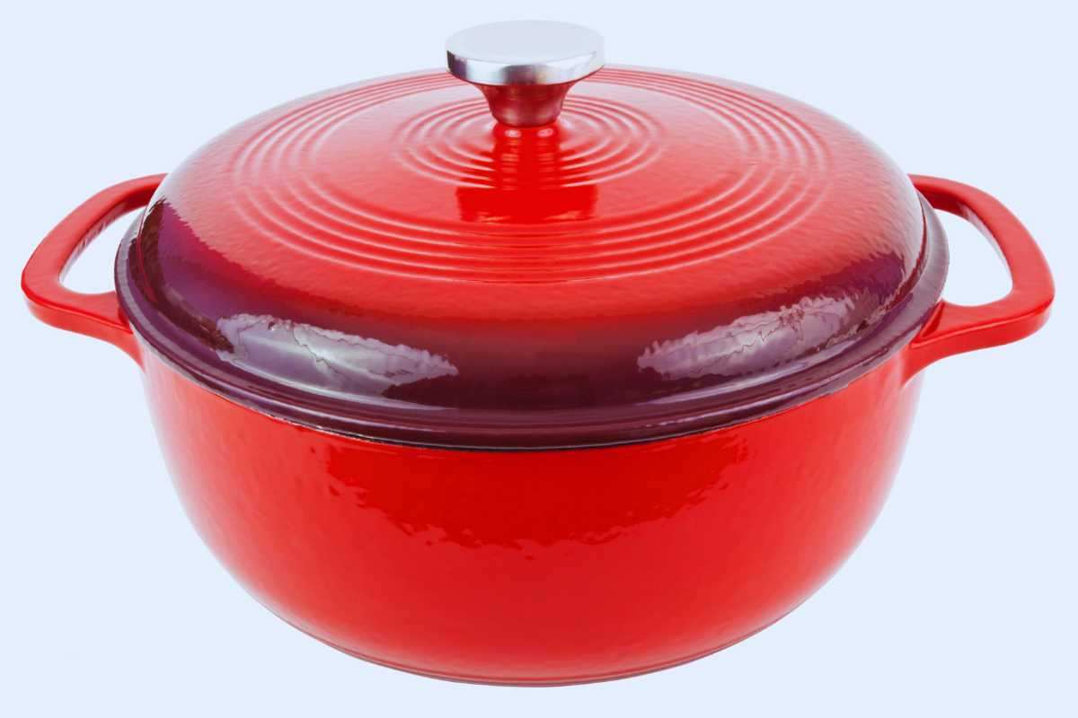 Una padella in ghisa rossa