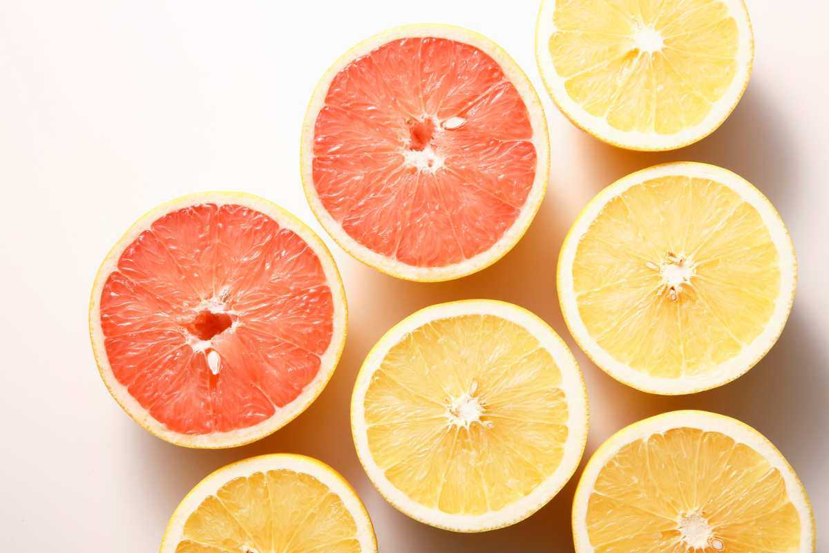 Dei frutti di pompelmo tagliati a metà