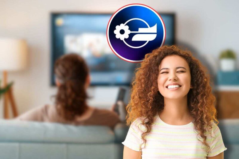 donna che guarda tv di spalle e un'altra sorridente, logo mediaset in icona