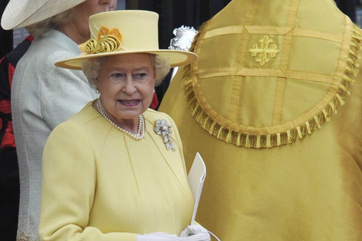 La regina Elisabetta II con un abito giallo con tanto di cappellino giallo