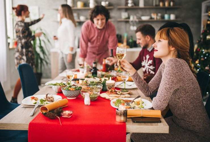 parenti ed amici intorno alla tavola nel giorno di natale