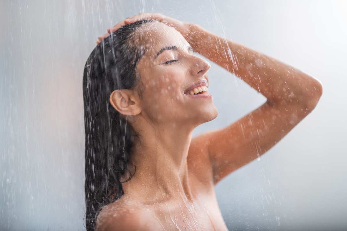donna che si fa la doccia