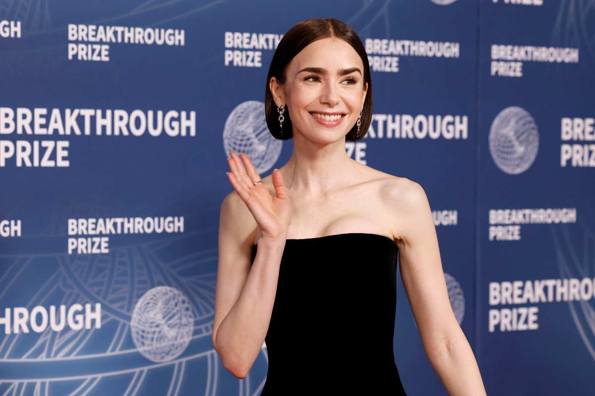 Lily Collins a mezzo busto saluta i fan