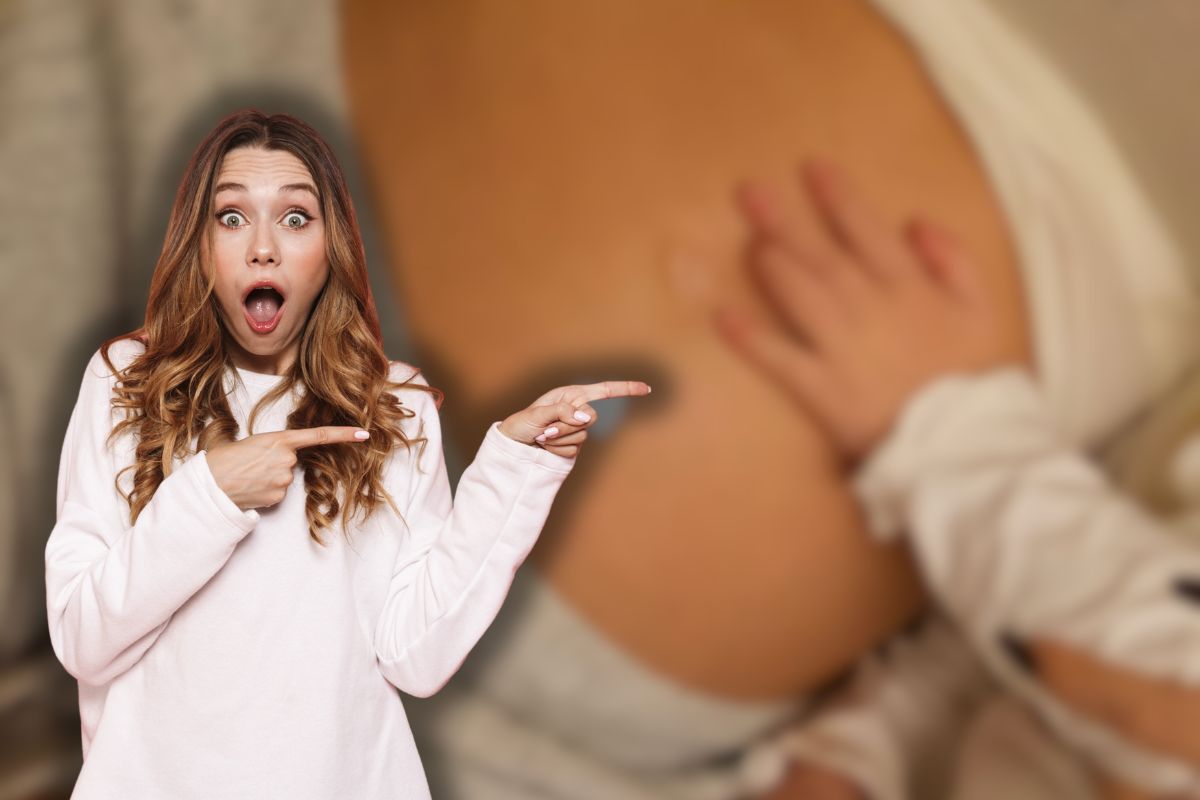 donna incinta con mano di bambina poggiata sopra e donna sorpresa