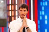 stefano de martino in camicia e cravatta con le mani giunte nello studio di affari tuoi