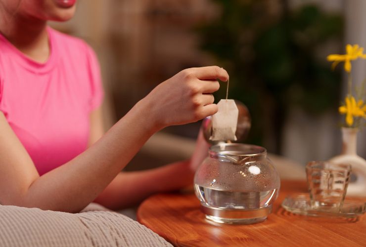 donna che prepara una tisana