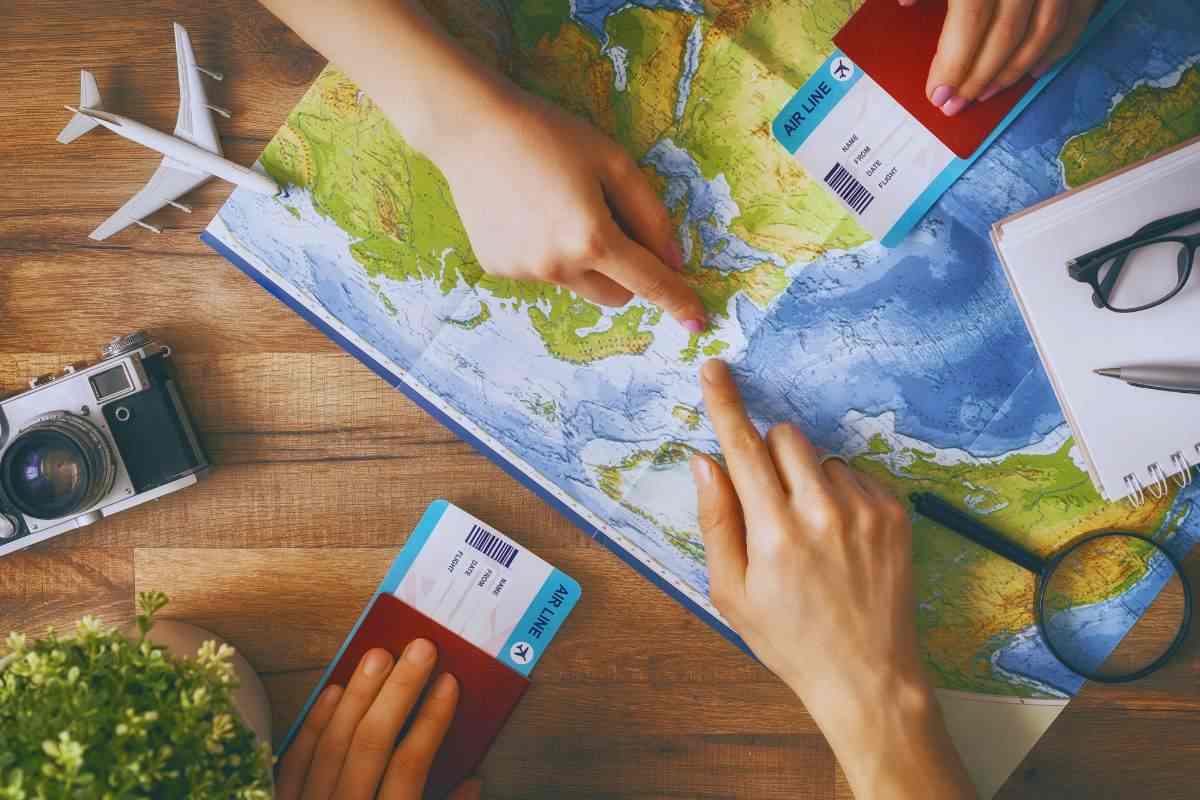 Una cartina con delle dita che indicano destinazioni