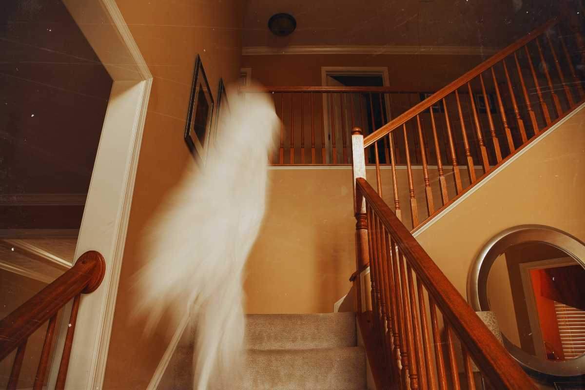 Uno spirito che passa con alle spalle una scala