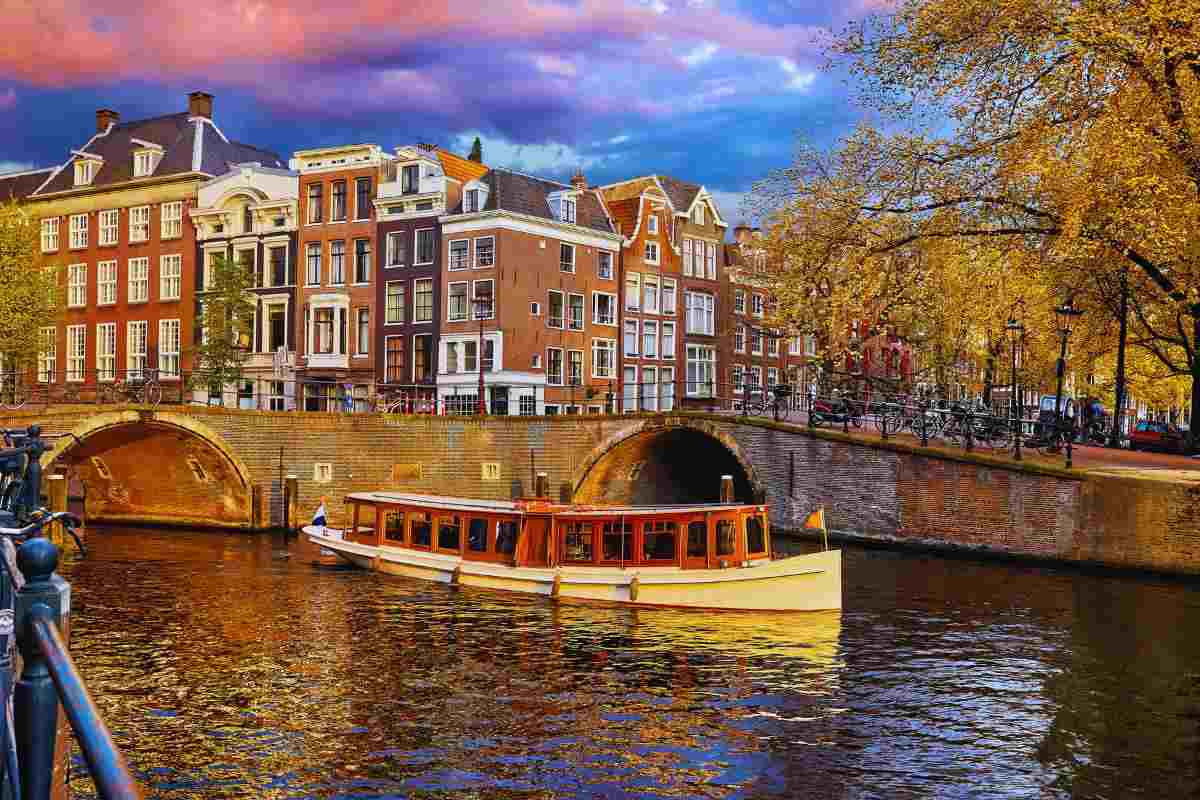 Un canale di Amsterdam con un'imbarcazione
