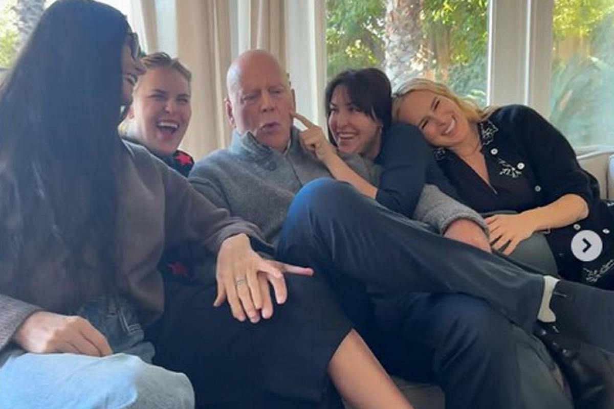 Bruce Willis sul divano con tutta la sua famiglia mentre ride