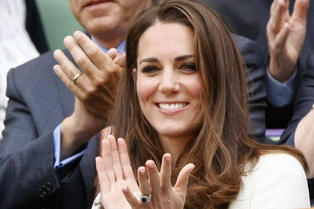 Kate Middleton che batte le mani sorridente