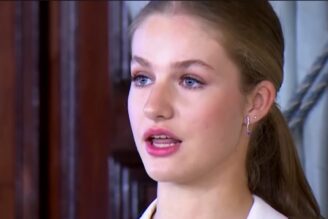 Primo piano di Leonor di Borbone mentre fa un discorso