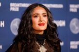 Primo piano di Salma Hayek con i capelli sciolti e il rossetto rosso