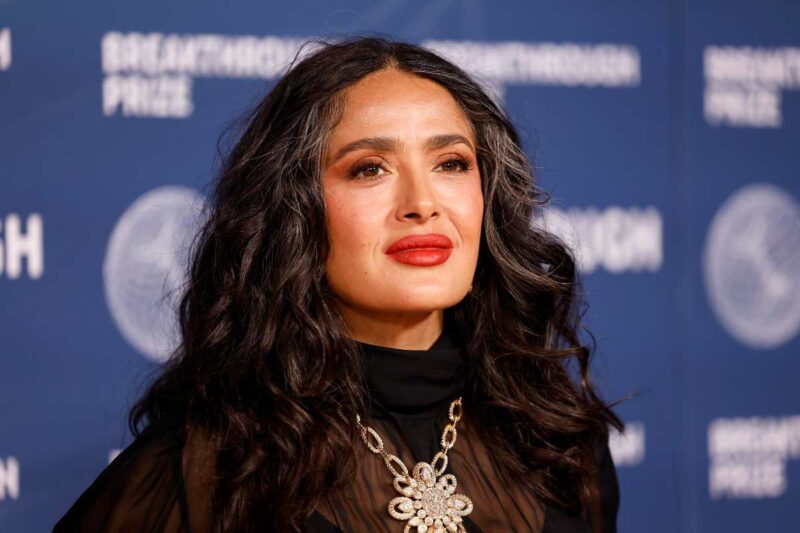 Primo piano di Salma Hayek con i capelli sciolti e il rossetto rosso