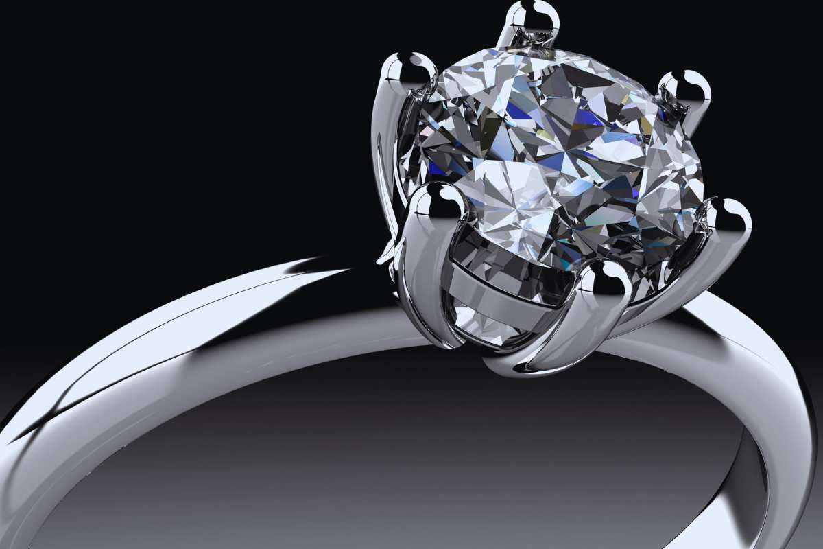 anello in oro bianco con diamante