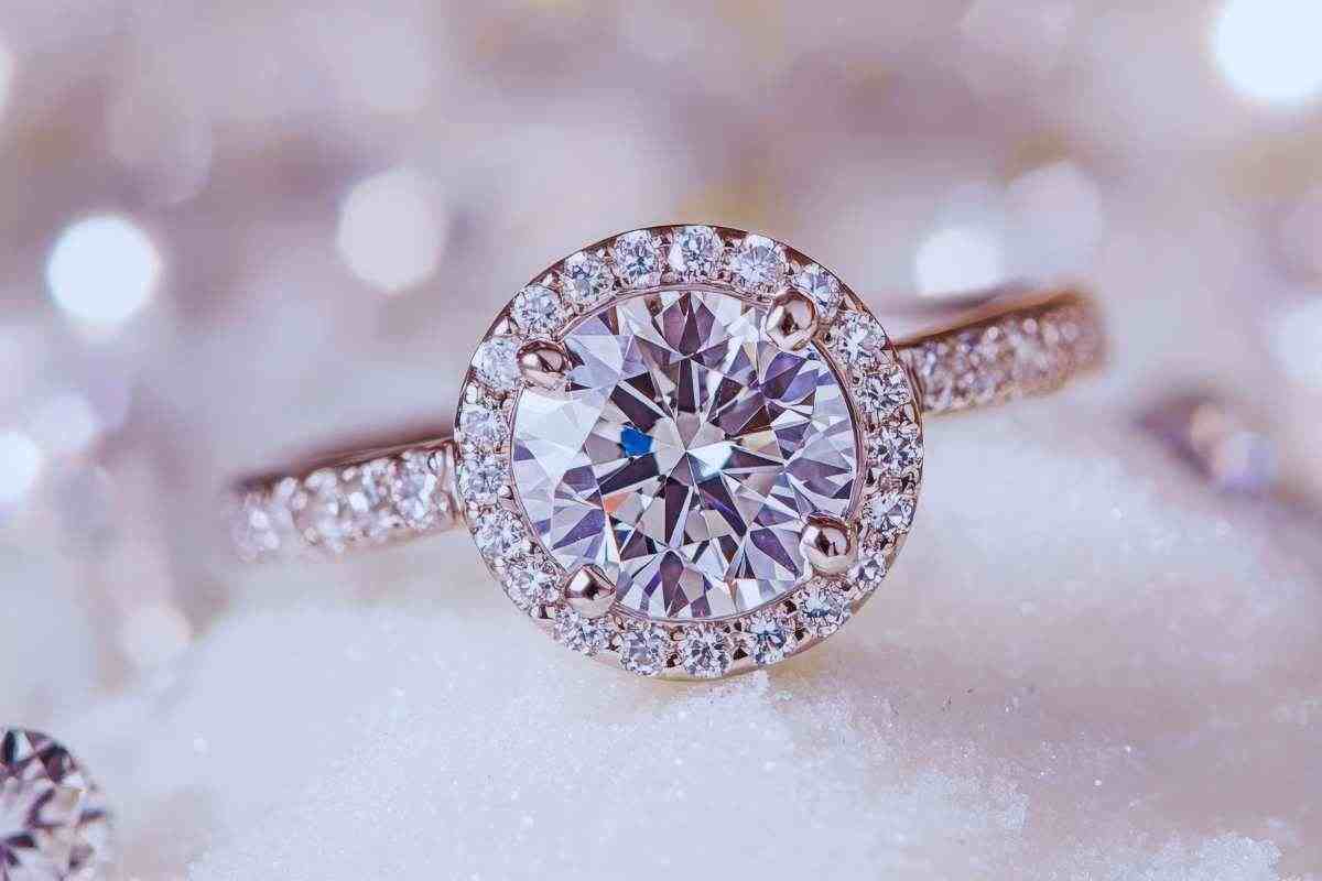 Anello di fidanzamento in oro bianco con un grosso diamante a rosa