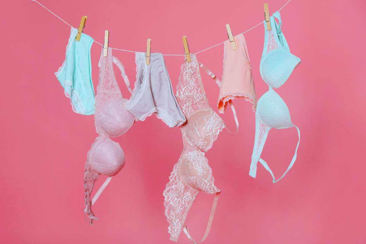 Biancheria intima appesa ad un filo con sfondo rosa dietro