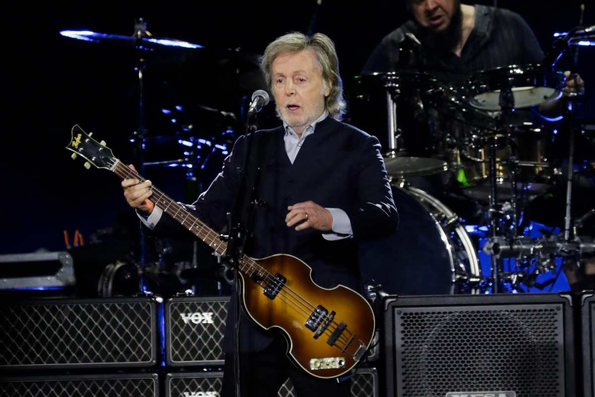 Paul McCartney durante un concerto suona la chitarra