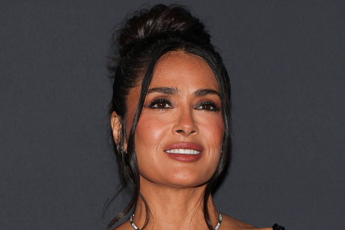 Salma Hayek primo piano con i capelli raccolti