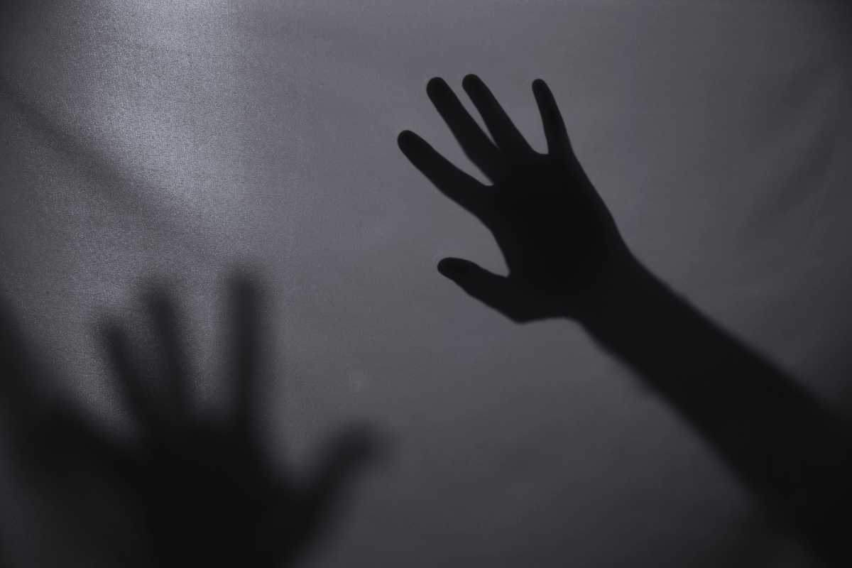 Delle mani su una stoffa