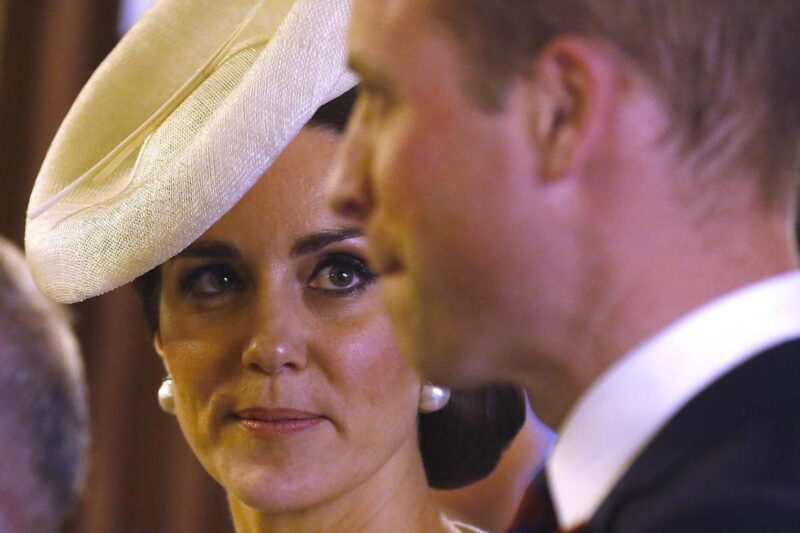 Kate Middleton guarda il marito William