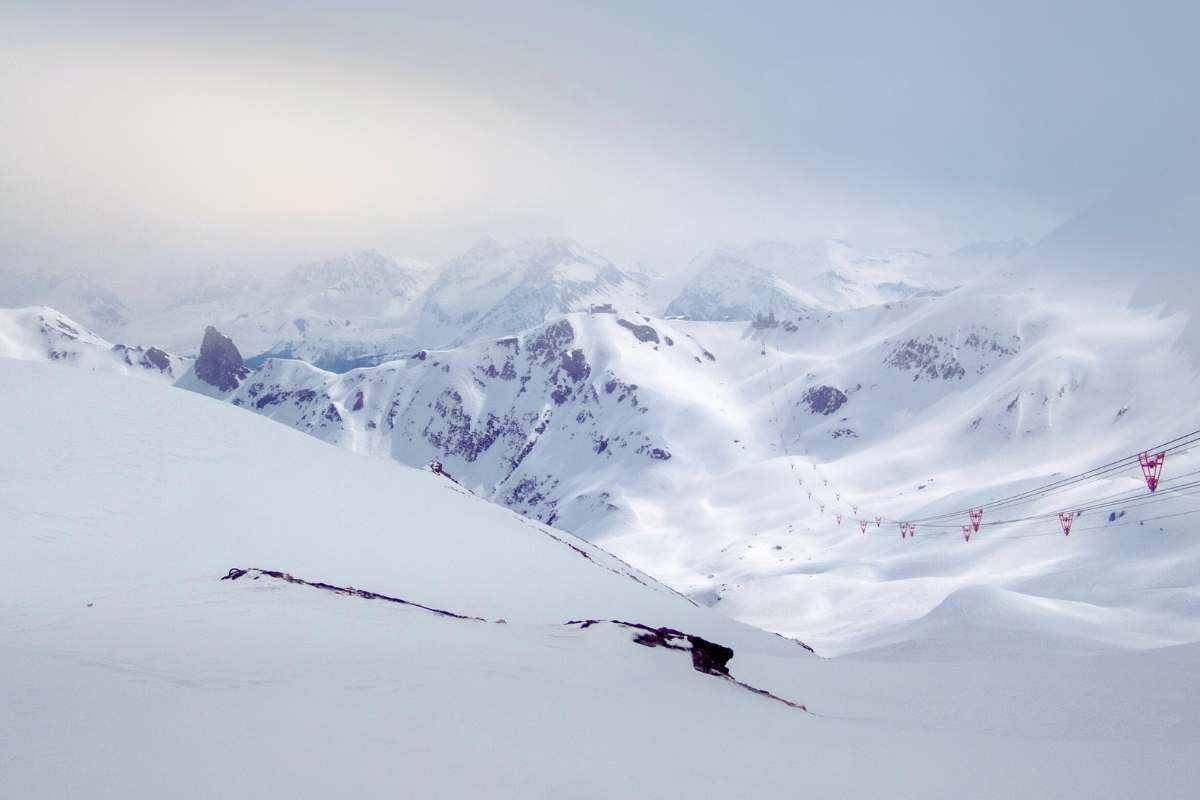 Una montagna coperta di neve