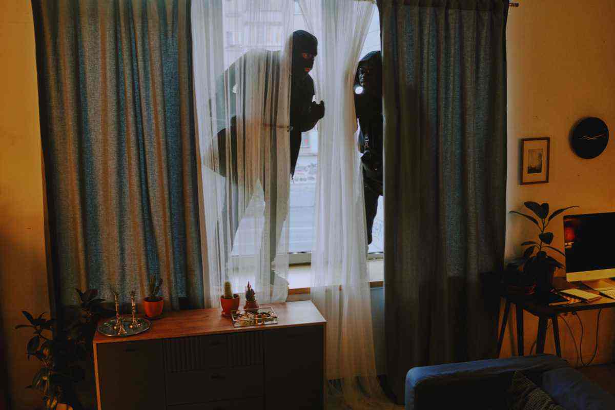 Due ladri che entrano dalla finestra