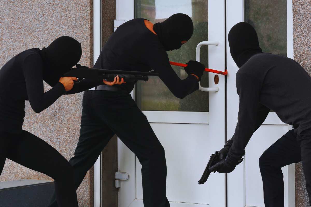 Ladri che tentano di bloccare una porta