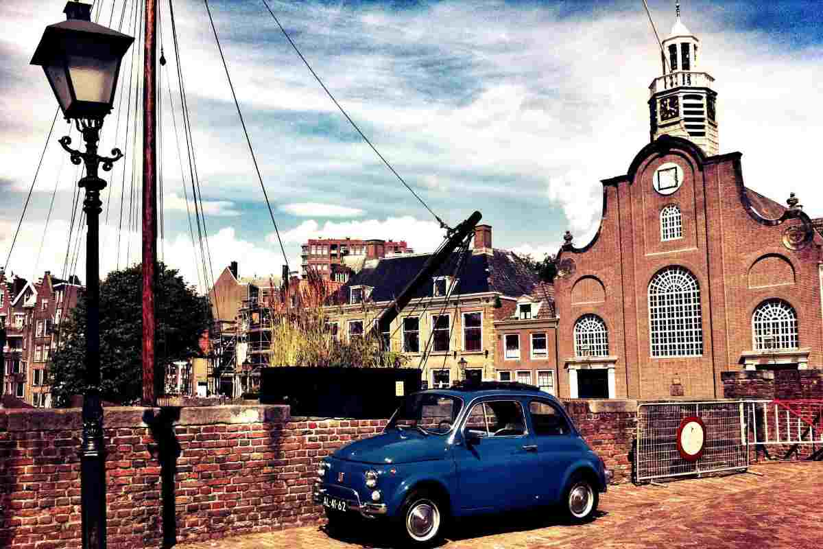 Una vettura Cinquecento su un ponte sullo sfondo Rotterdam