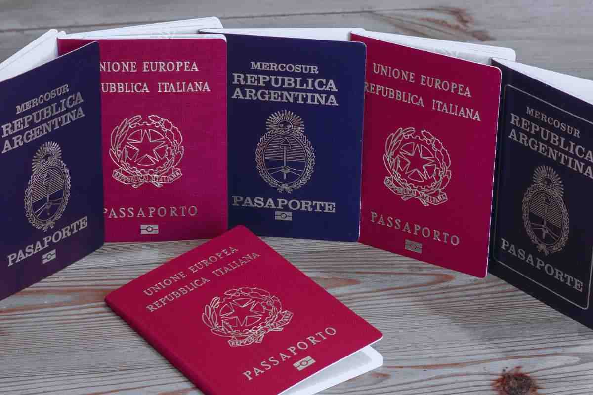 Passaporti bordeaux e blu in fila