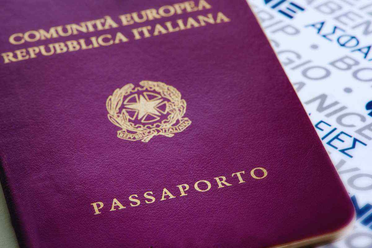 Primo piano di un passaporto italiano