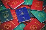 Passaporti di diversi colori: blu, verde e rosso