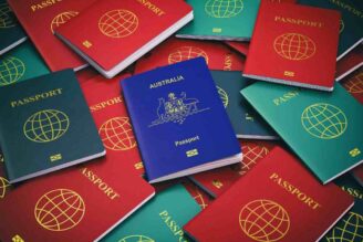 Passaporti di diversi colori: blu, verde e rosso