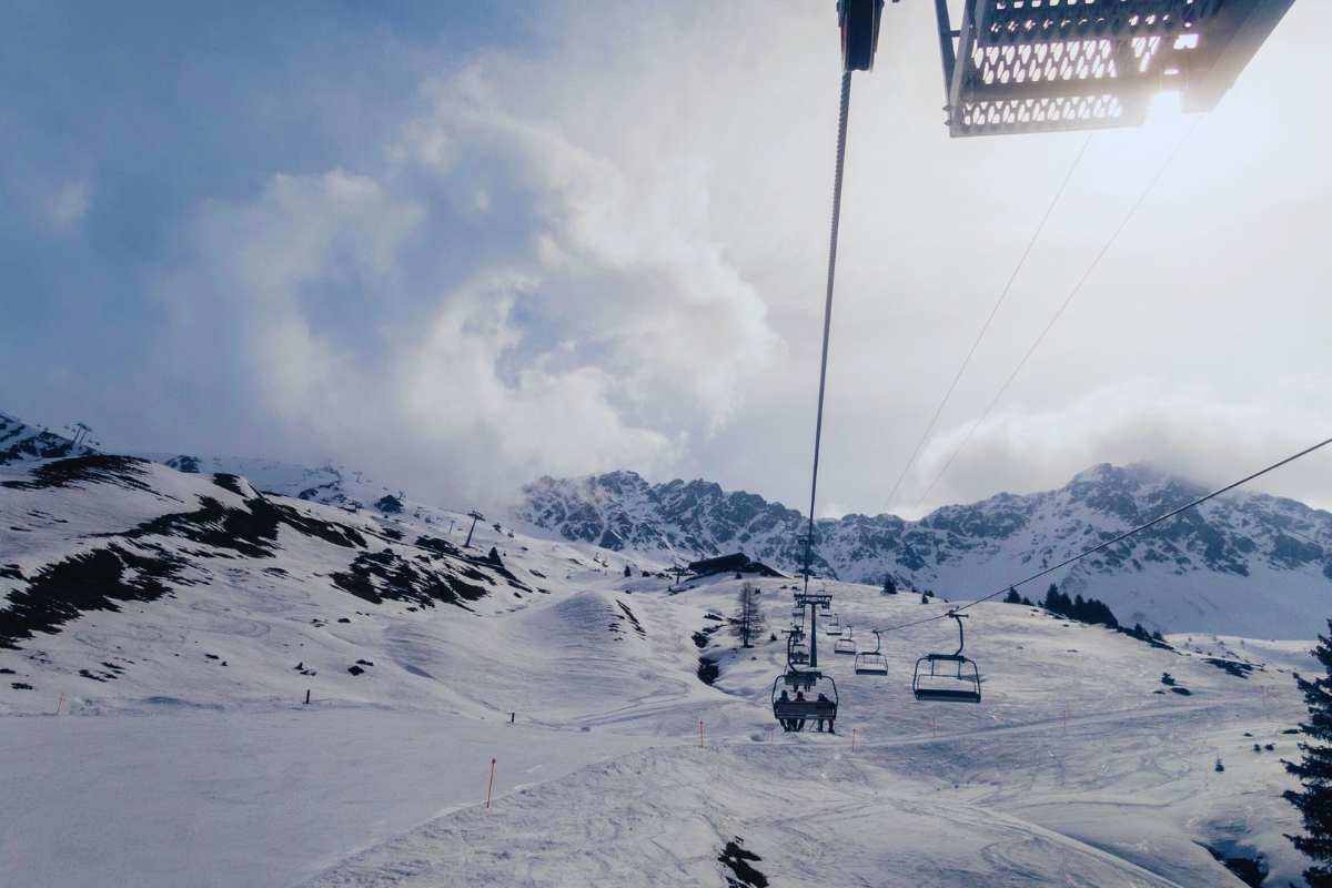 Distesa di neve con funivia che porta alle piste